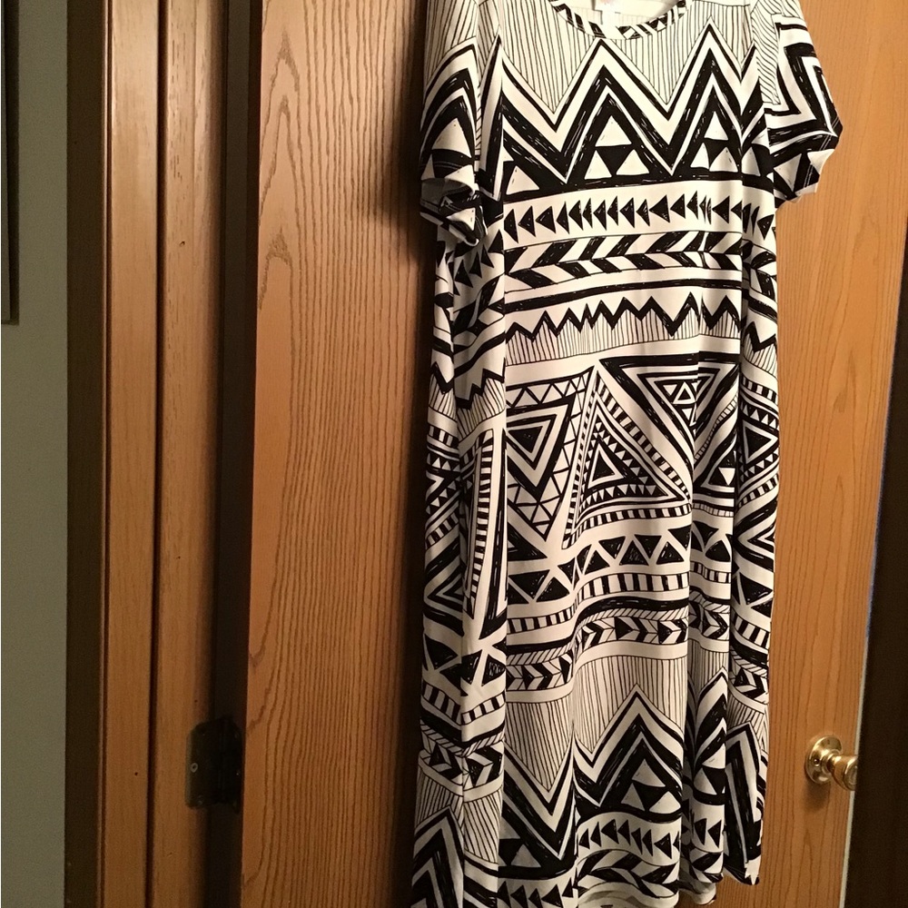 Lularoe 2XL black and white hi-low hem dress
